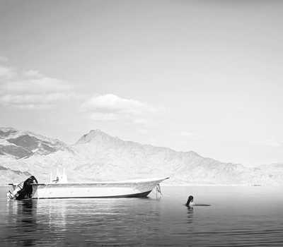 bnw - women walking in the sea